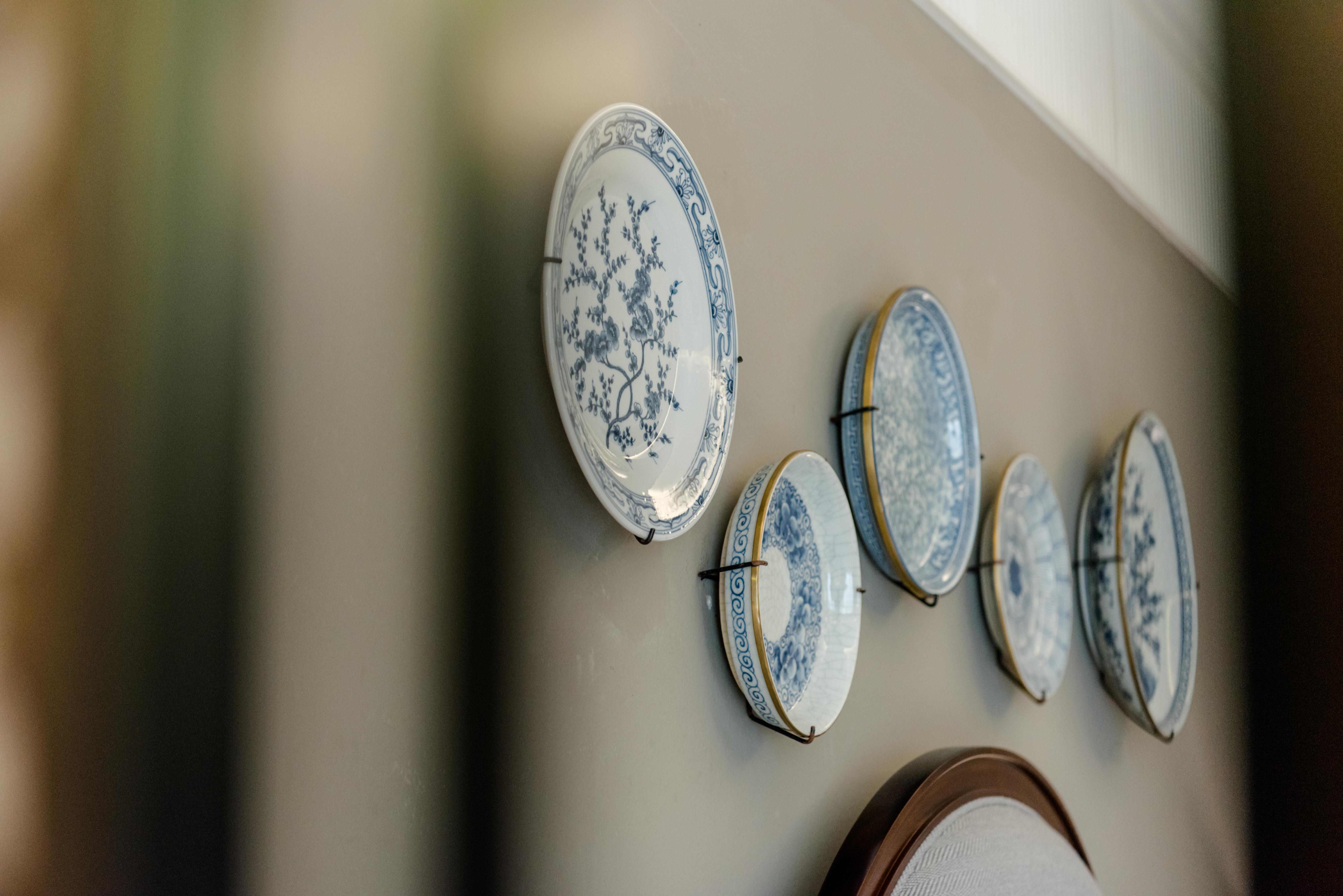 Marina Gallery Resort-Kacha-Kalim Bay - Sha Plus Patong Esterno foto A collection of plates mounted on a wall